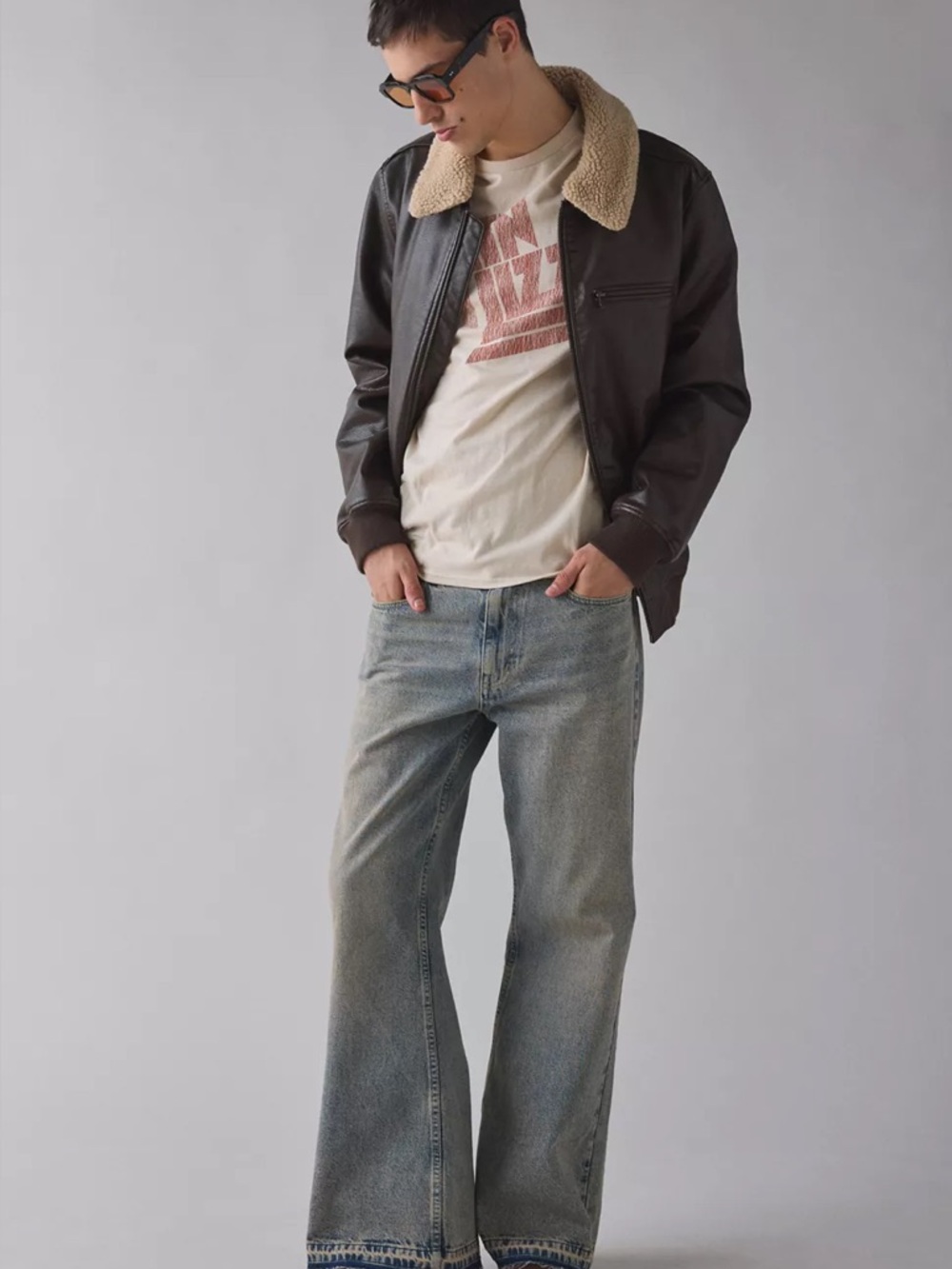 Urban Outfitters-
BDG Slacker Relaxed Flare Jean 32/30